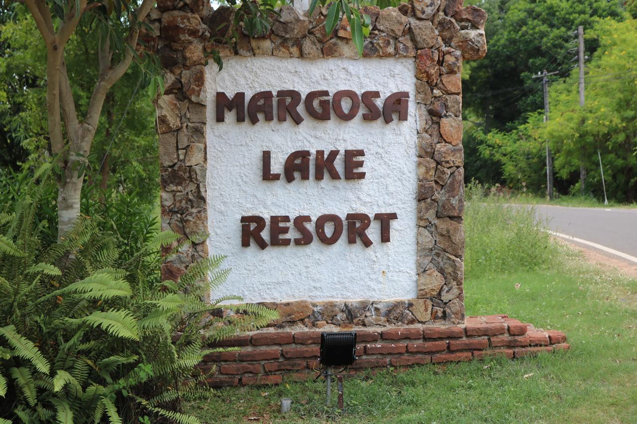 Margosa Lake Resort アヌラーダプラ エクステリア 写真